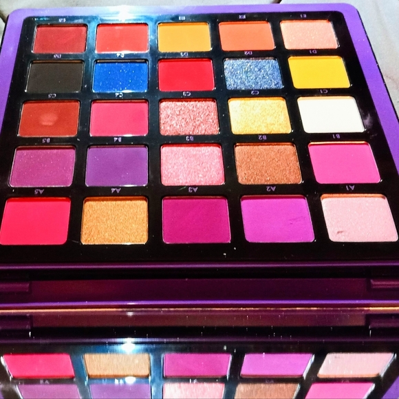 SOLD ABH N❤️RVINA EYESHADOW PRO PIGMENT PALETTE NUMBER ONE - Picture 6 of 6